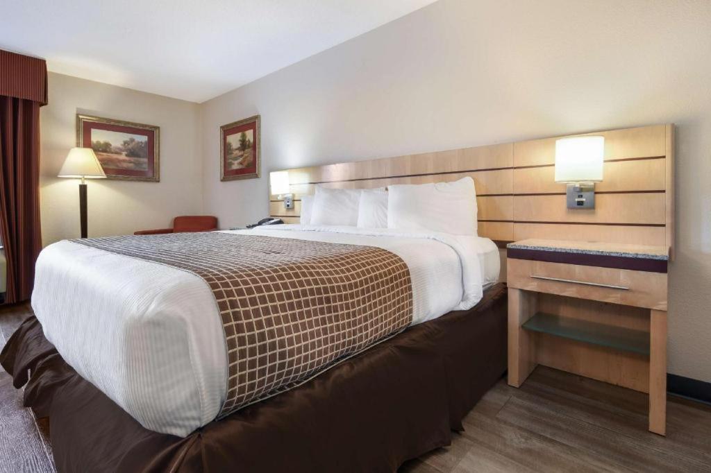 Surestay Plus Hotel Tarboro Экстерьер фото