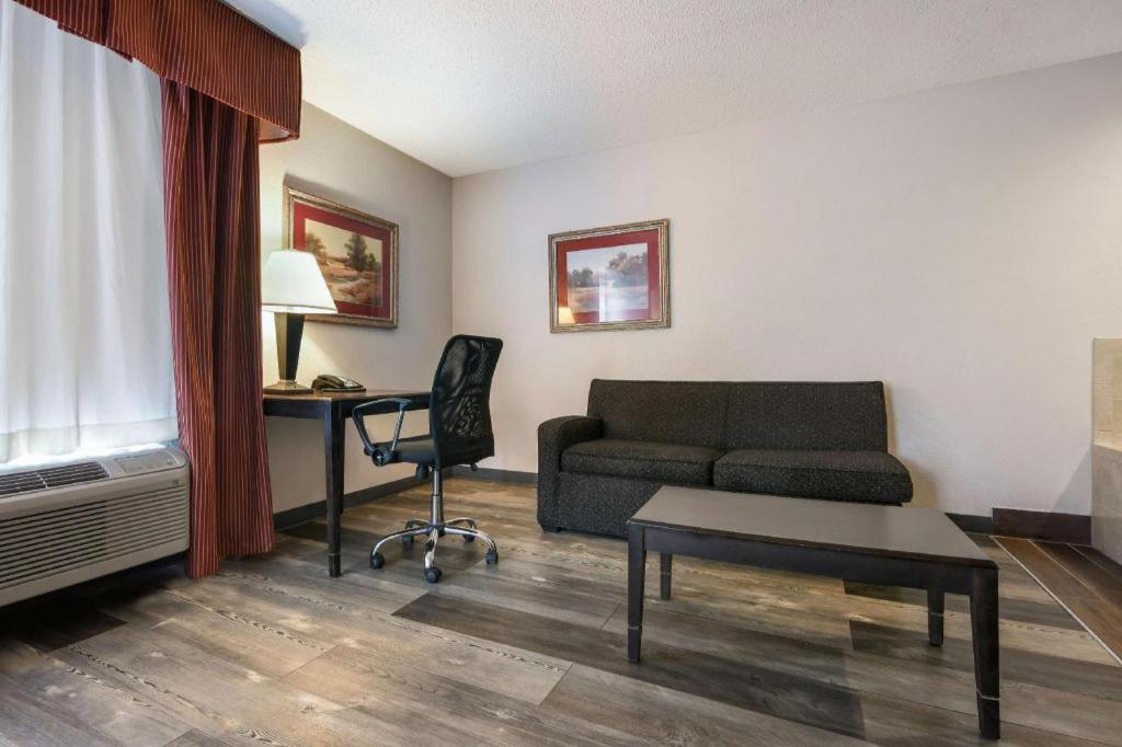 Surestay Plus Hotel Tarboro Экстерьер фото